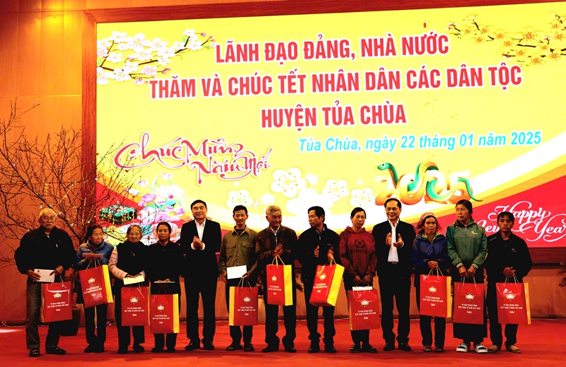 VPUB - Deputy Prime Minister Bui Thanh Son presents Tet gifts to poor households and policy families in Tua Chua district