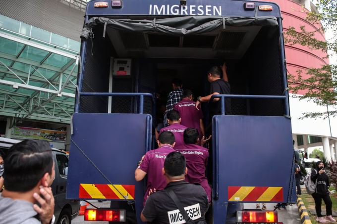 マレーシア当局は8月15日に不法労働者を逮捕した。写真: EPA-EFE