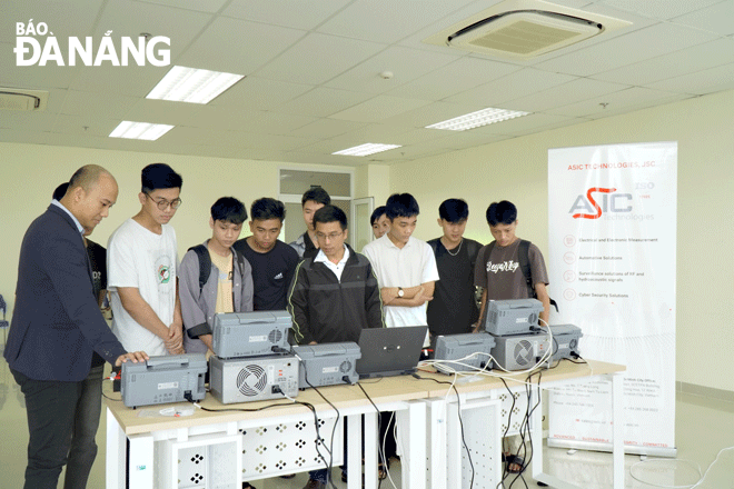 Students of the University of Technology (University of Danang) were supported by businesses with electronic equipment for laboratories serving microchip-related majors in early November 2023. Photo: M.Q