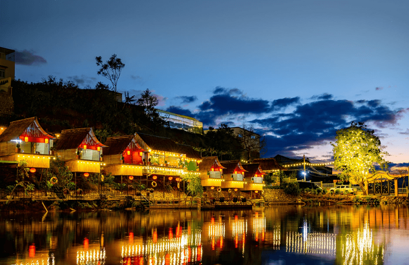 Die antike Stadt Phoenix in Da Lat bei Nacht.