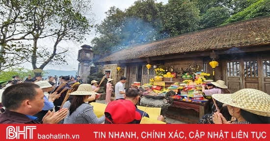 Nườm nượp du khách về chùa Hương Tích