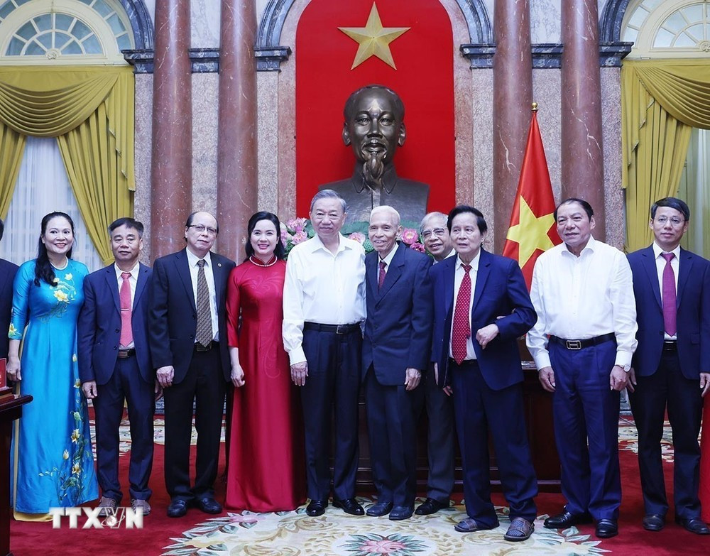 TTXVN_1508TongbithucanboHoChutich2.jpg