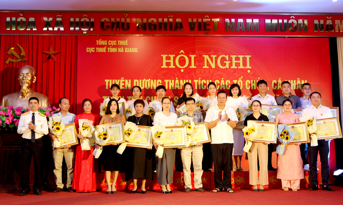 Chủ tịch UBND tỉnh Nguyễn Văn Sơn tặng Bằng khen cho các tổ chức, cá nhân có thành tích xuất sắc trong công tác thực hiện chính sách, pháp luật thuế năm 2023.
