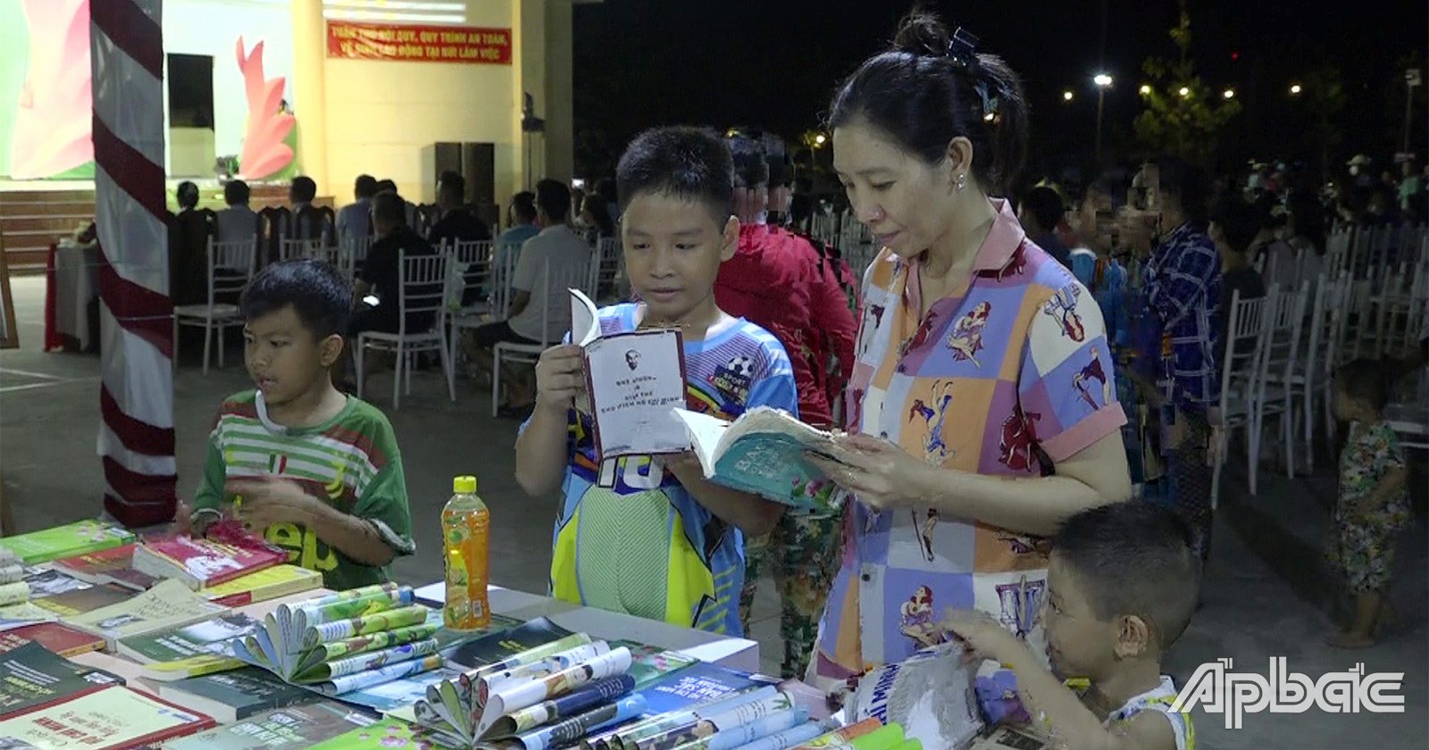 Люди посещают книжную выставку