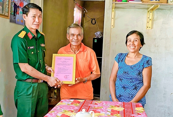 The armed forces always pay attention to and implement well the policies on military, military rear, and gratitude. Photo: NGUYEN THINH