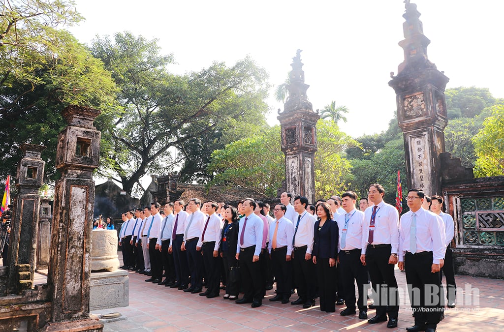 Una delegación de cuadros y estudiantes del Curso de Formación de Cuadros de Planificación del Comité Central del Partido ofreció incienso en el Sitio Nacional Especial de Reliquias de la Antigua Capital de Hoa Lu