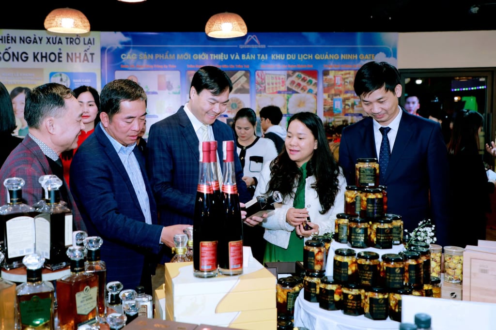 Los delegados que asistieron al evento y la gente visitaron los stands que presentaron los productos Ocop.