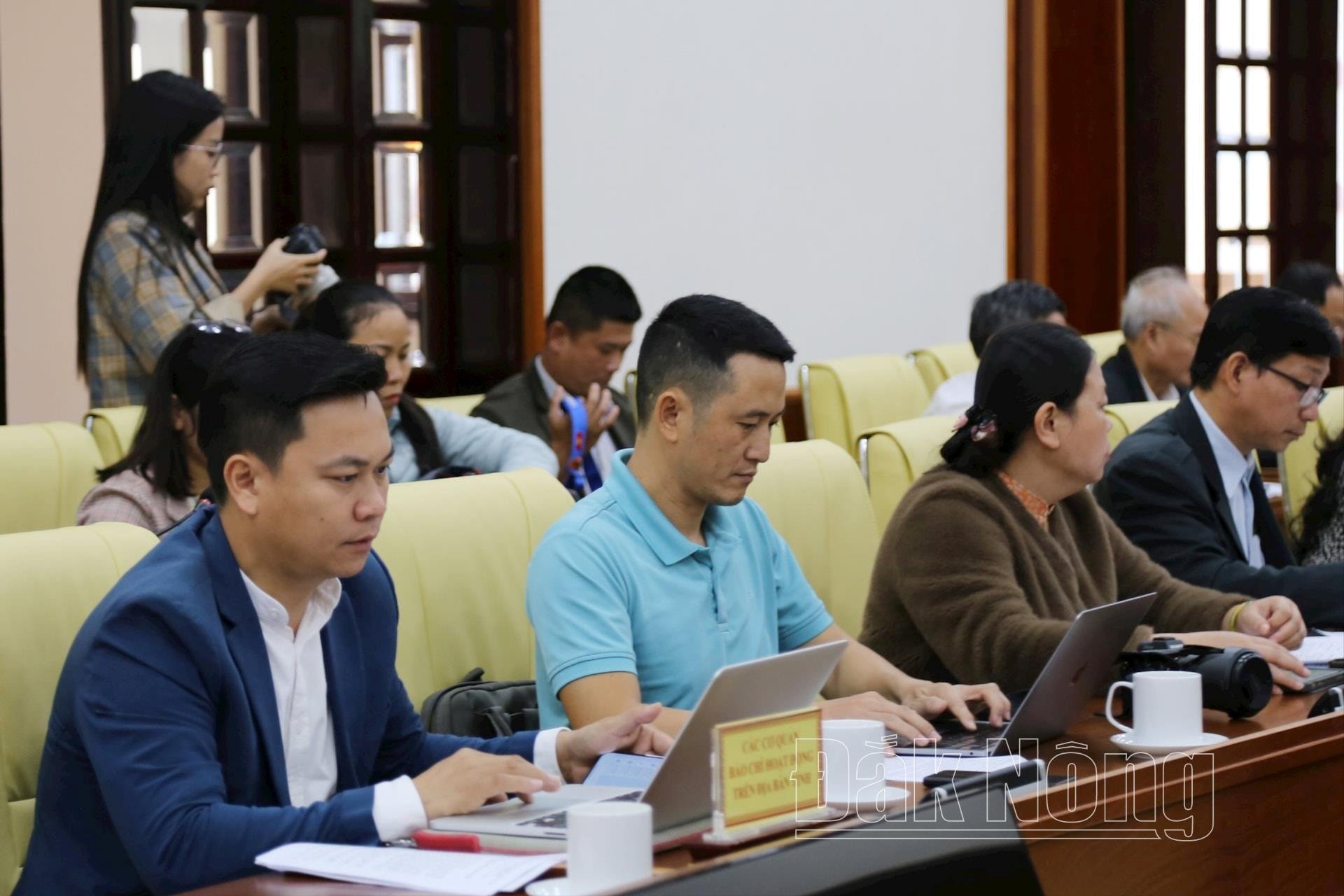 Many central and local press reporters attended the press conference.