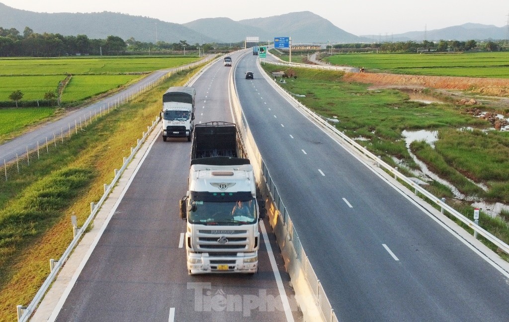 Nahaufnahme von 200 km „weißer“ Autobahn mit Raststätten und Tankstellen, Foto 3