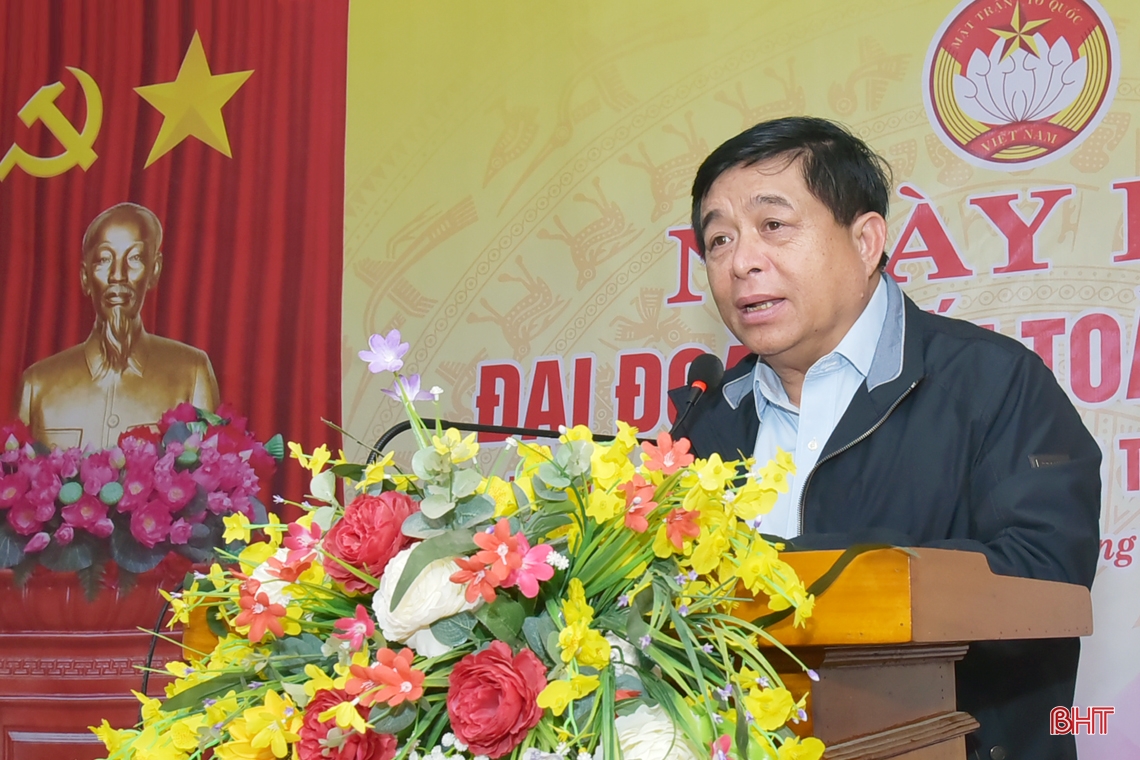 Minister für Planung und Investitionen nimmt am Großen Tag der Solidarität teil und überreicht Geschenke zur Unterstützung benachteiligter Familien in Ha Tinh