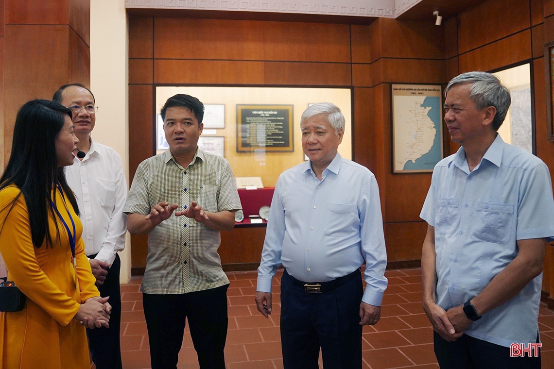 Chairman of the Central Committee of the Vietnam Fatherland Front visited and presented gifts to the elderly in Ha Tinh