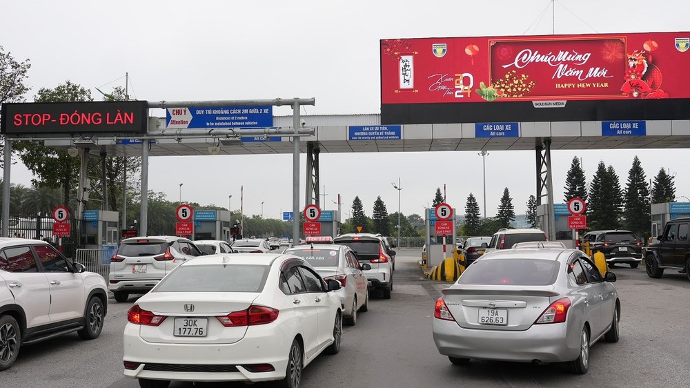 Los vehículos pasan por una estación de peaje, con coches entrando y saliendo del estacionamiento del Aeropuerto Internacional de Noi Bai. (Foto: Viet Hung/Vietnam+)