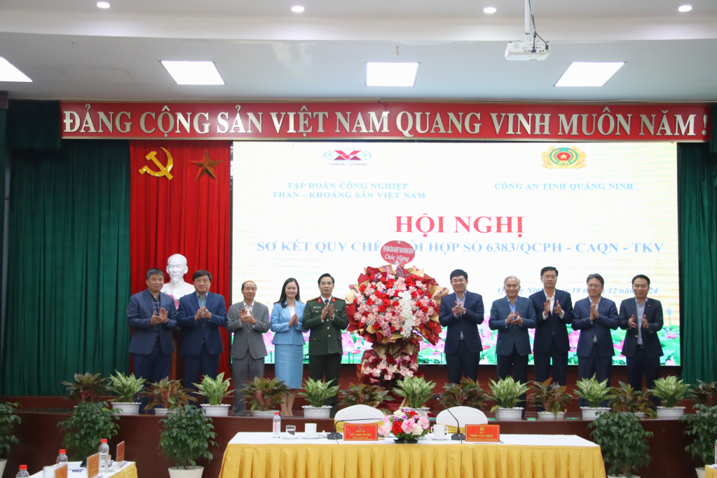 Le camarade Ngo Hoang Ngan, secrétaire du Parti, président du conseil d'administration du groupe national des industries charbonnières et minérales du Vietnam, a offert des fleurs de félicitations