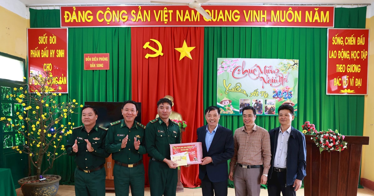 Đồng chí Lê Trọng Yên chúc Tết 2 đồn biên phòng ở Đắk Song