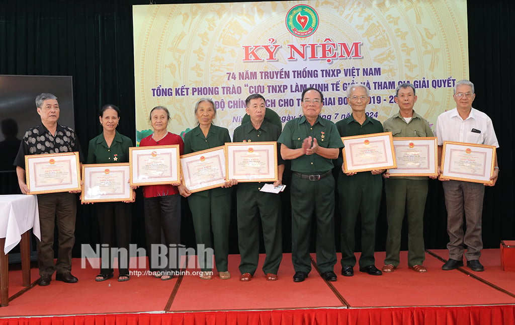 Reunión para celebrar el 74 aniversario del Día de la Tradición de la Fuerza de Jóvenes Voluntarios de Vietnam