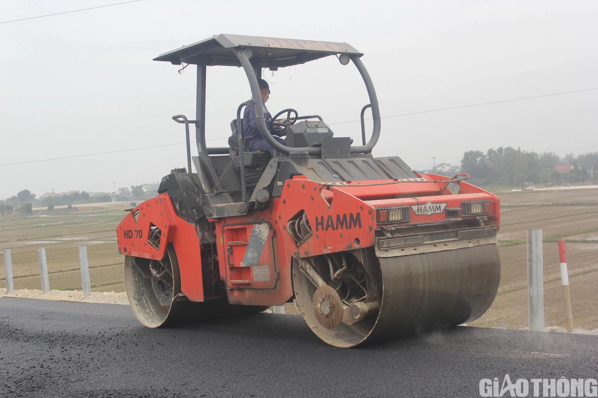 Thảm bê tông nhựa cầu vượt QL 8 tại dự án cao tốc Diễn Châu - Bãi Vọt