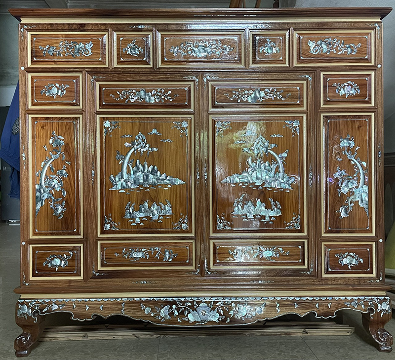 Traditional altar cabinet made by Mr. Tran Van Vinh.