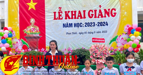 Tặng học bổng cho học sinh tiểu học có hoàn cảnh khó khăn