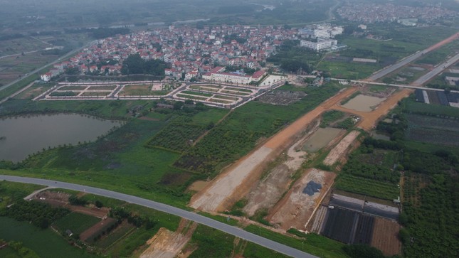 Vente aux enchères de terrains de nuit dans un quartier suburbain de Hanoi, le lot le plus élevé payé 133,3 millions de VND/m2 photo 8