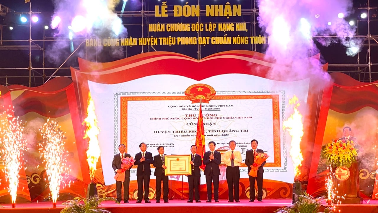 Huyện Triệu Phong đón nhận Huân chương Độc lập Hạng Nhì và Bằng công nhận đạt chuẩn nông thôn mới năm 2023