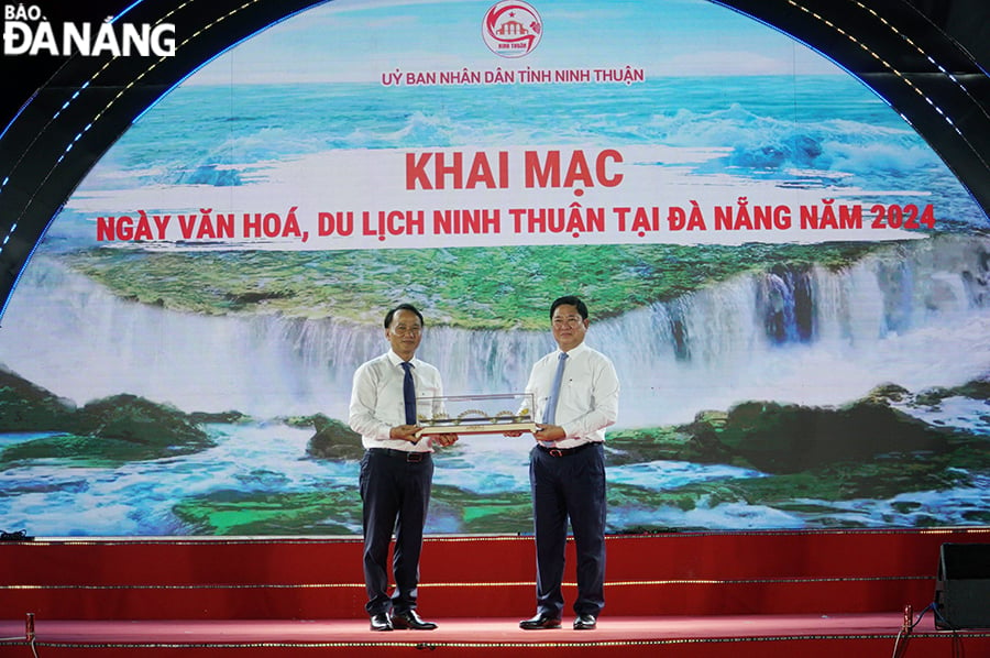 Le secrétaire permanent du Comité du Parti de la ville de Da Nang, Nguyen Dinh Vinh (à gauche), présente un souvenir au président du Comité populaire provincial de Ninh Thuan. Photo : THU HA