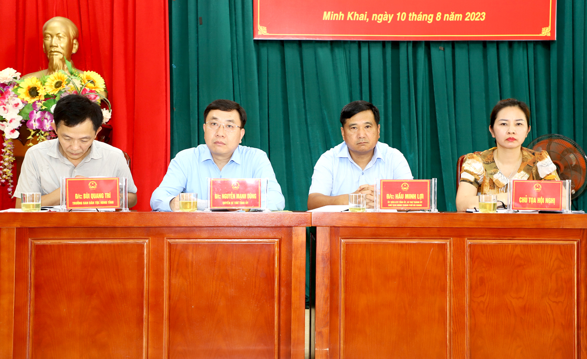 Provincial People's Council delegates at the meeting with voters