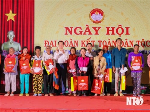 Deputy Prime Minister Le Minh Khai attended the National Great Unity Festival in Loi Hai Commune