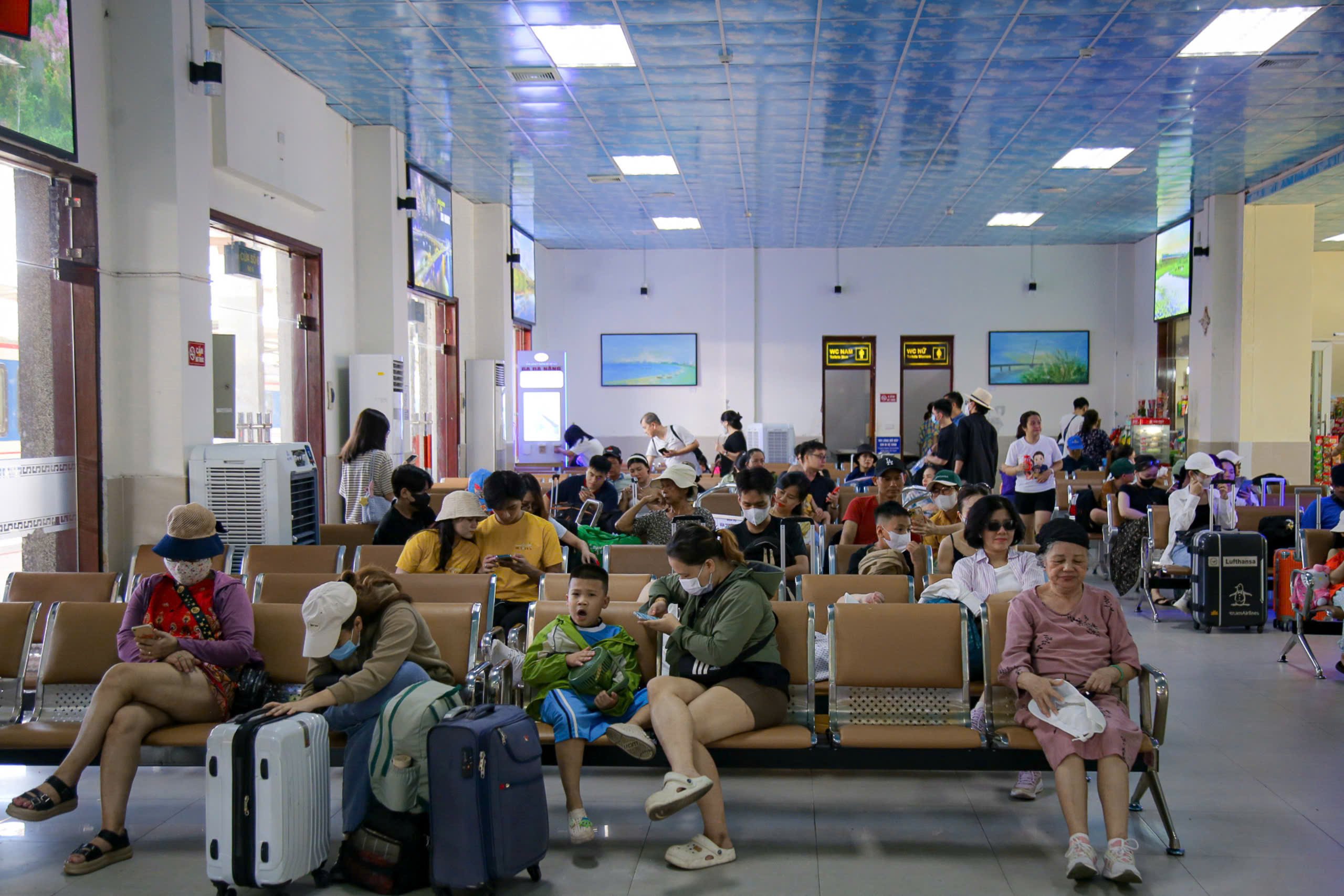 General view at Da Nang Station when it is very crowded during the holidays.