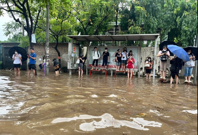 Mưa lớn ngập đường, người Hà Nội lại bì bõm đi làm- Ảnh 8.