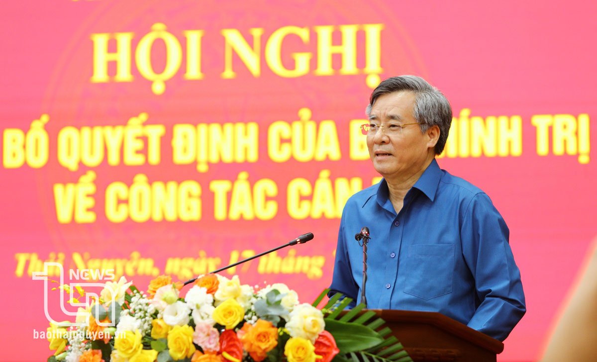 đồng chí Nguyễn Quang Dương, Ủy viên Trung ương Đảng, Phó Trưởng Ban Tổ chức Trung ương, công bố Quyết định số 1369-QĐNS/TW, ngày 12/7/2024 của Bộ Chính trị về việc chuẩn y giữ chức Bí thư Tỉnh ủy Thái Nguyên nhiệm kỳ 2020-2025 đối với đồng chí Trịnh Việt Hùng, Ủy viên dự khuyết Trung ương Đảng, Phó Bí thư Tỉnh ủy, Chủ tịch UBND tỉnh Thái Nguyên