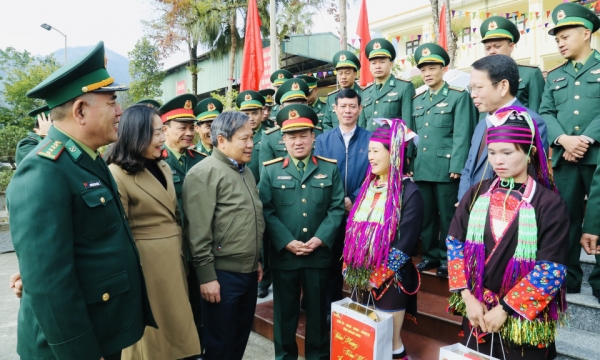 Le secrétaire provincial du Parti visite et souhaite une bonne année aux soldats et aux habitants des frontières de Mong Cai, Hai Ha et Binh Lieu