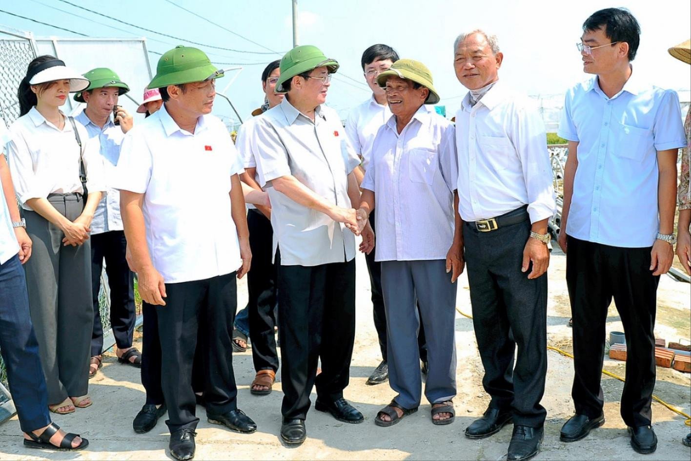 Vice Chairman of the National Assembly Nguyen Duc Hai visited and presented gifts to people affected by storms and floods in Hai Duong.