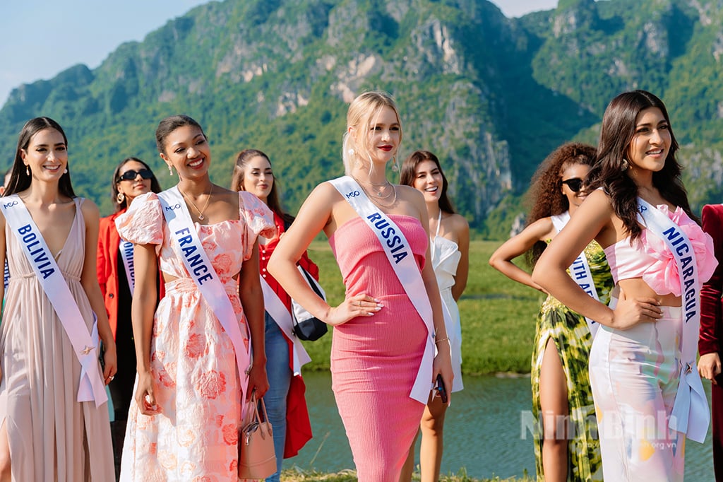 Las concursantes de Miss Cosmo visitan Ninh Binh para promover el turismo