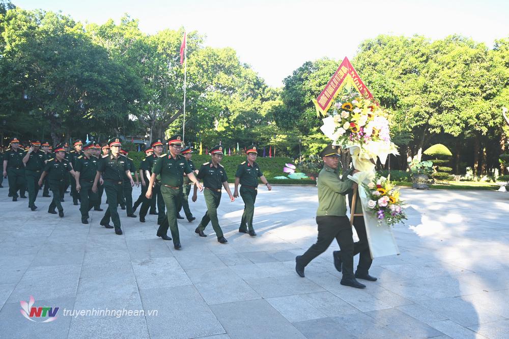 Le commandement de la région militaire 4 offre de l'encens pour commémorer le président Ho Chi Minh sur le site des reliques de Kim Lien