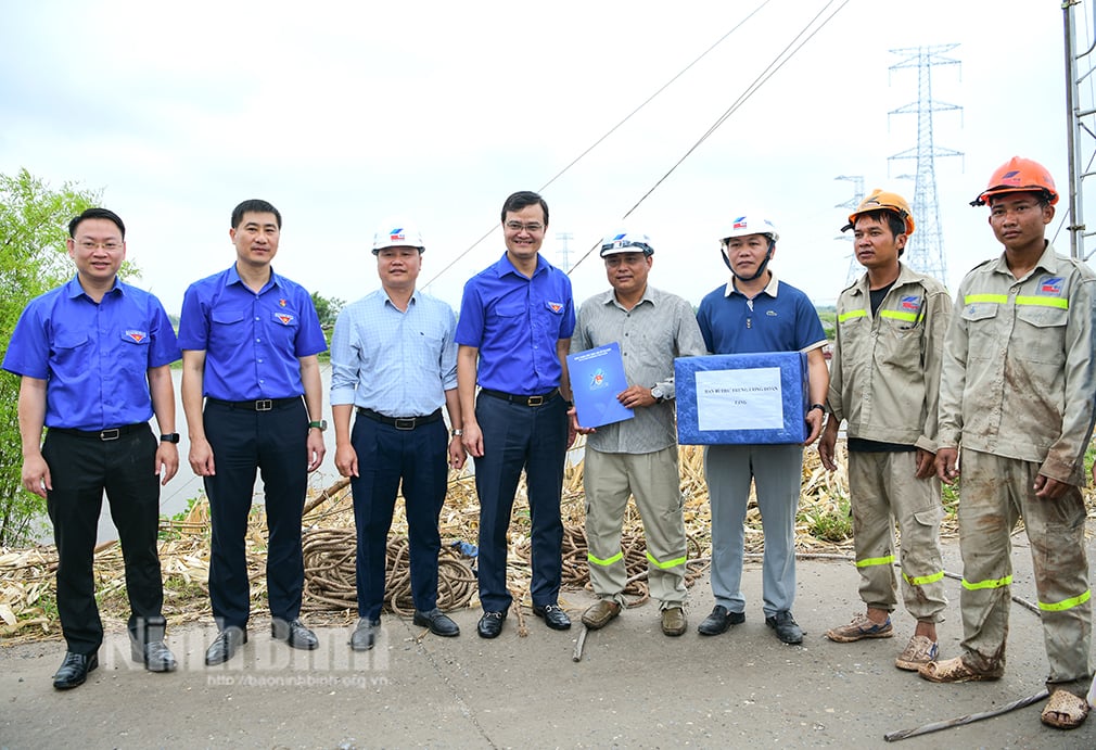 Đồng chí Bí thư thứ nhất Trung ương Đoàn kiểm tra các đội hình thanh niên tình nguyện hỗ trợ thi công Dự án đường dây 500kV mạch 3 tại Ninh Bình