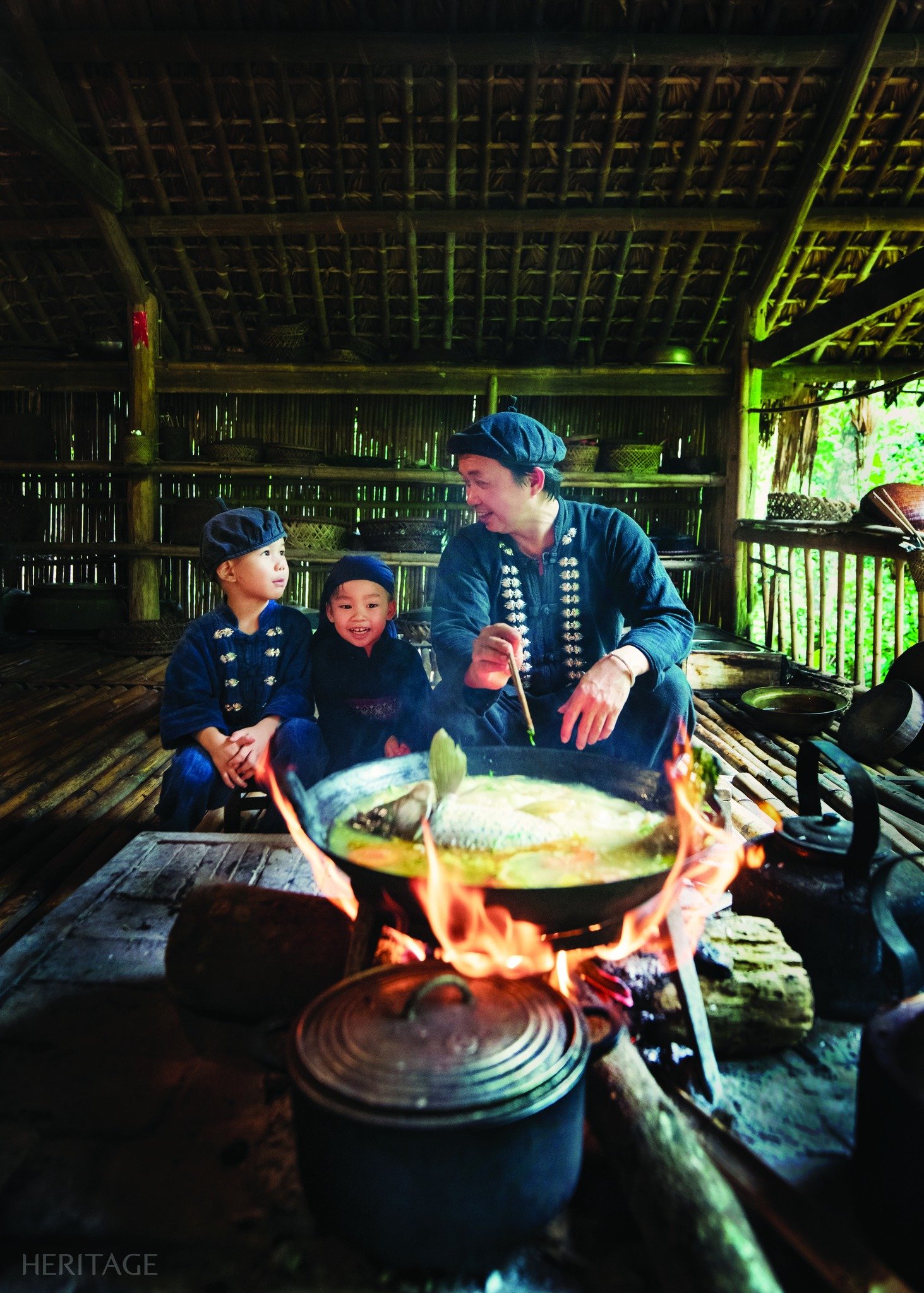 អាចជារូបភាពរបស់មនុស្ស 3 នាក់ និងអត្ថបទ