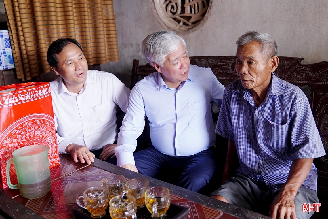 Chairman of the Central Committee of the Vietnam Fatherland Front visited and presented gifts to the elderly in Ha Tinh