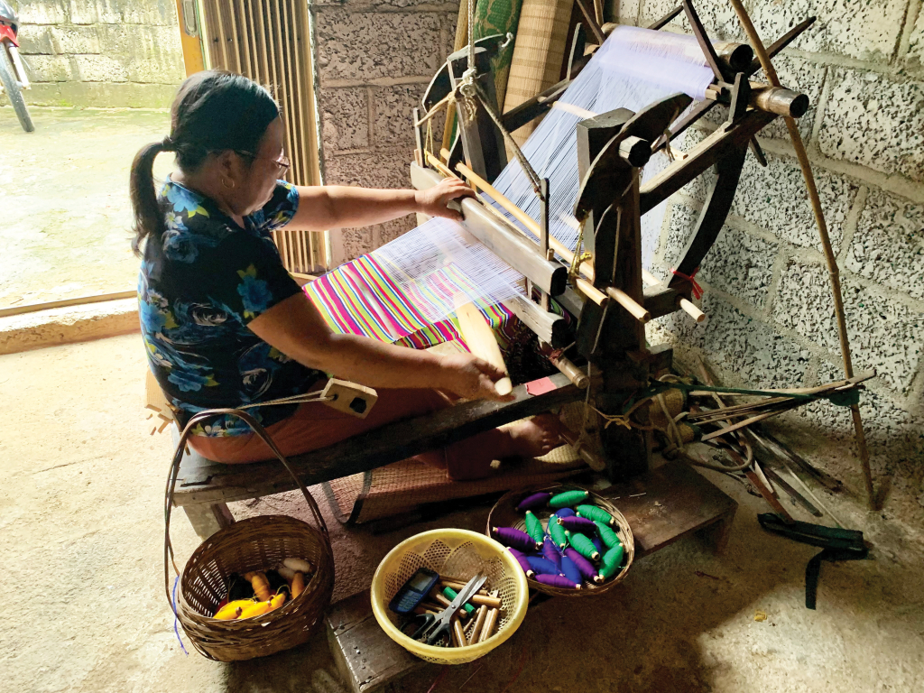 Les habitants du district de Ha Lang promeuvent le tissage traditionnel.
