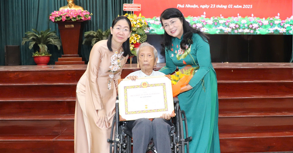 Phu Nhuan held a meeting to celebrate the 95th anniversary of the Party's founding and awarded Party badges.