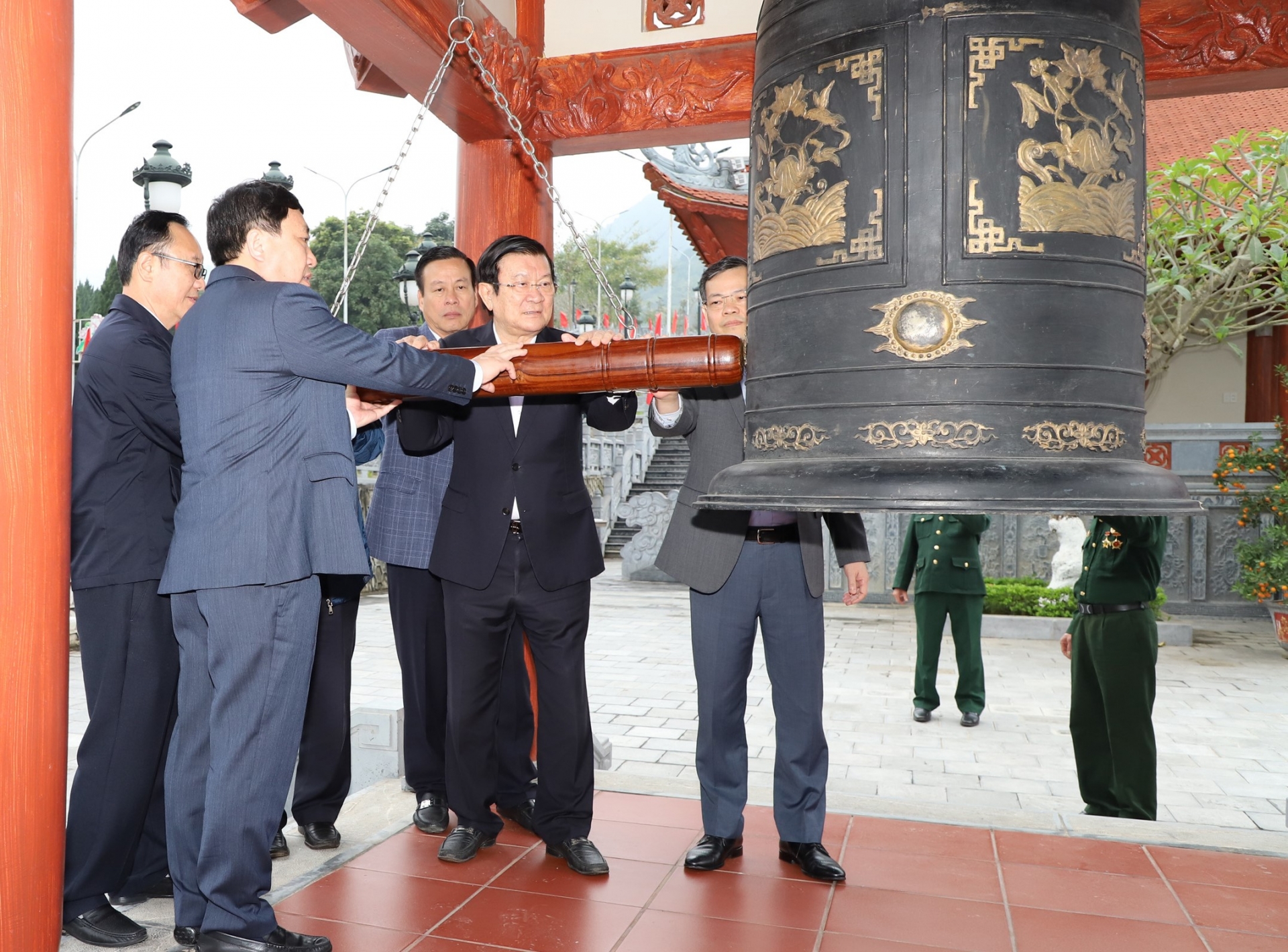 Der ehemalige Präsident Truong Tan Sang und die Provinzführer läuteten die Glocke.