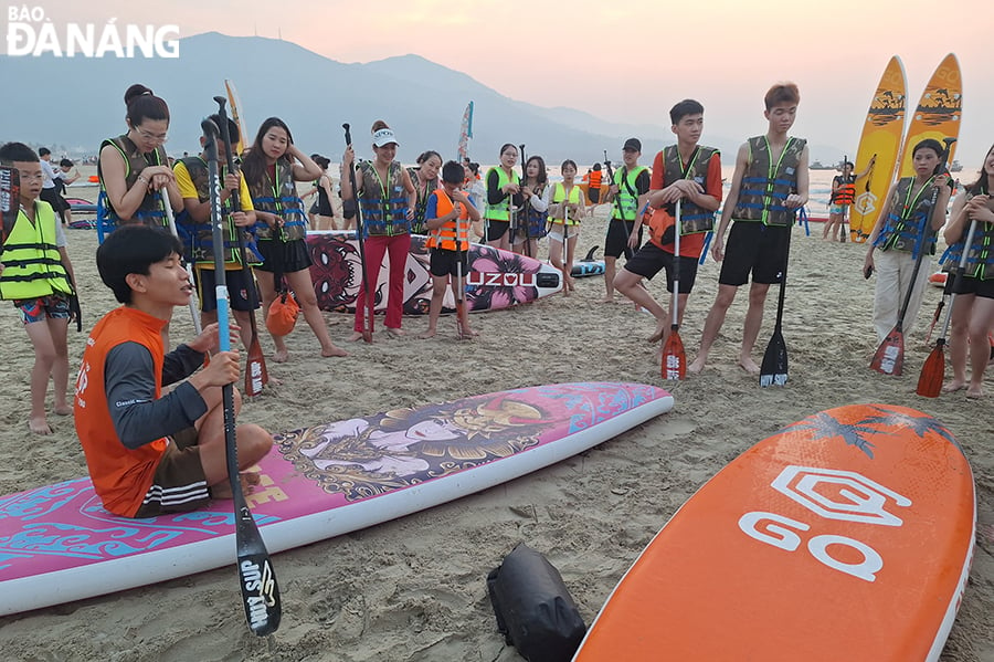 From early mornings on holidays, many people and tourists go swimming and choose to play sports such as SUP. Photo: THU HA