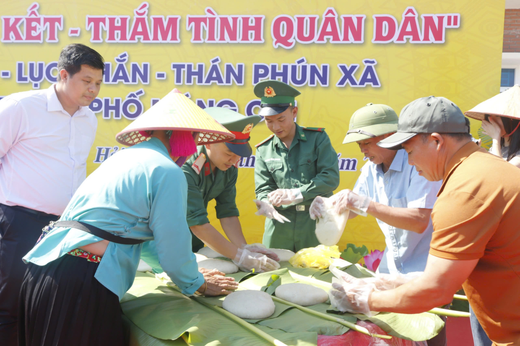 Rice cake pounding contest at