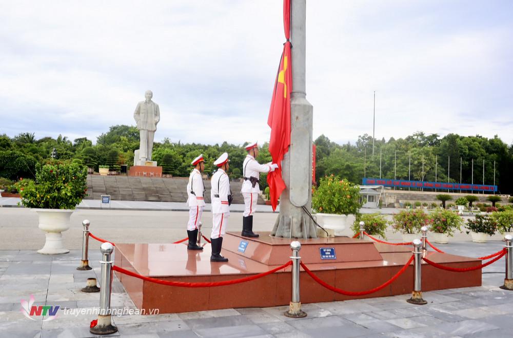 Lễ treo cờ rủ Quốc tang Tổng Bí thư Nguyễn Phú Trọng tại Nghệ An