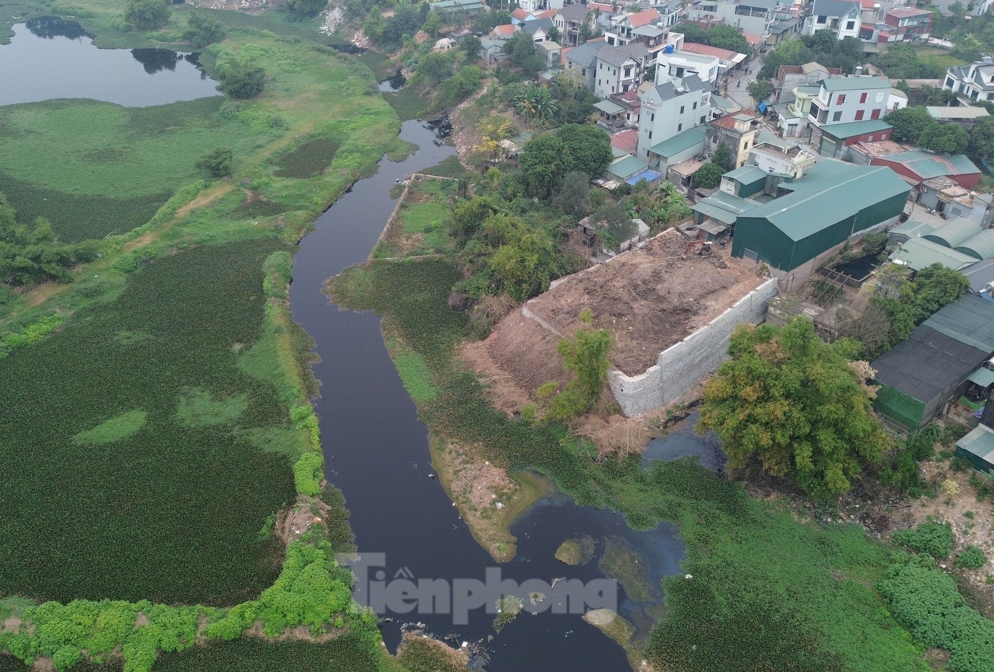 ហាណូយ៖ ទិដ្ឋភាព​បិទ​ជិត​នៃ​ទឹក​សំណល់​ខ្មៅ​ដែល​ហូរ​ចូល​ទន្លេ​ថ្ងៃ រូបថត ១៣