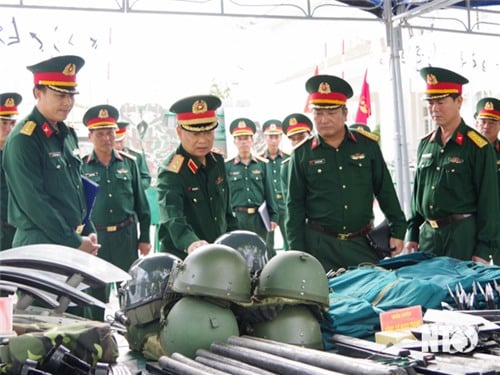 Le commandant de la région militaire 5 inspecte le commandement militaire de la ville. Phan Rang-Thap Cham