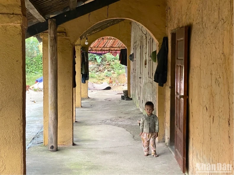 Einzigartige Architektur mit Stampflehmhäusern und Yin-Yang-Dächern des Dao Tien-Volkes in Cao Bang, Foto 8