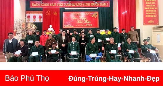 Trao quà Tết tại Trung tâm điều dưỡng người có công và học bổng cho học sinh nghèo vượt khó