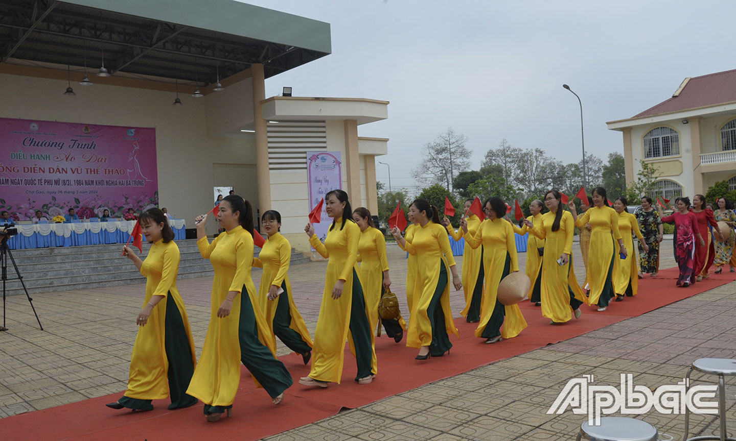L'Union des femmes du district de Cho Gao, province de Tien Giang, a organisé une représentation d'Ao Dai en réponse à