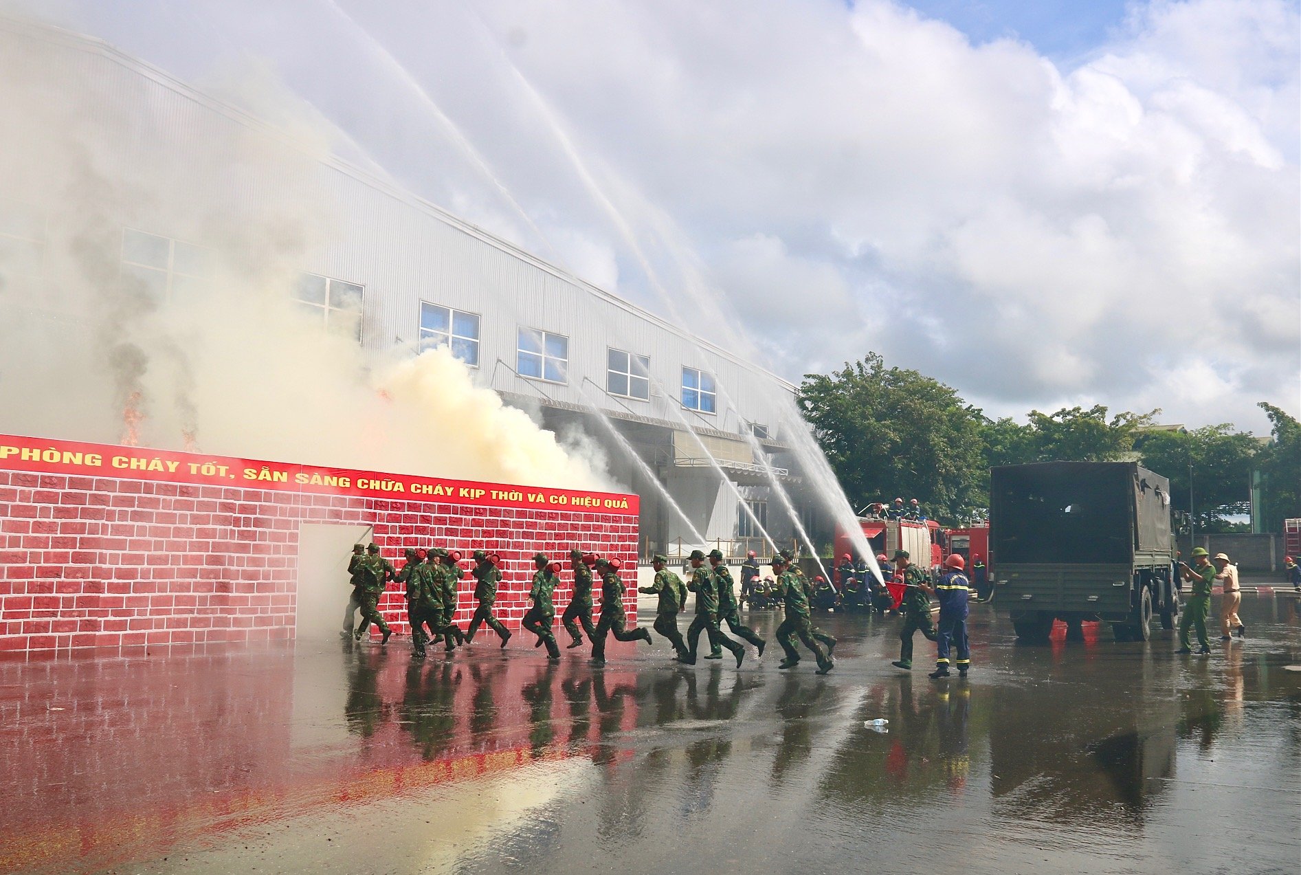 Pratiquer des plans de lutte contre l'incendie et de sauvetage au niveau provincial avec la mobilisation de nombreuses forces et moyens