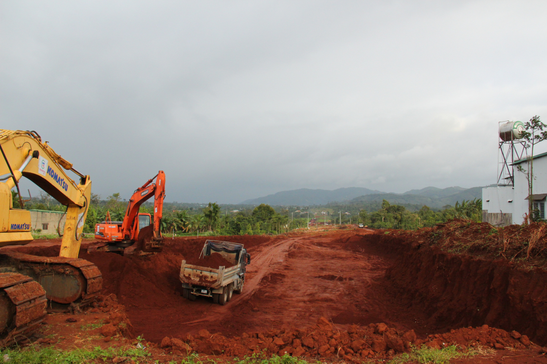 Construcción del tramo del proyecto a través de la comuna de Ea Knuec.